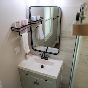 Principal bathroom (1)