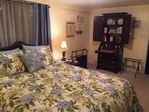 Graceful and spacious queen bed with dual controlled Select Comfort mattress!
