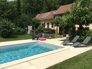 Piscine 7x4 au sel, chauffée et sécurisée par volet roulant électrique