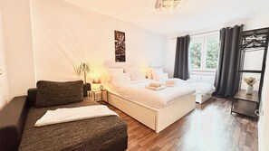 Schlafzimmer1 mit Doppel Bett und eine Einzel Bett
