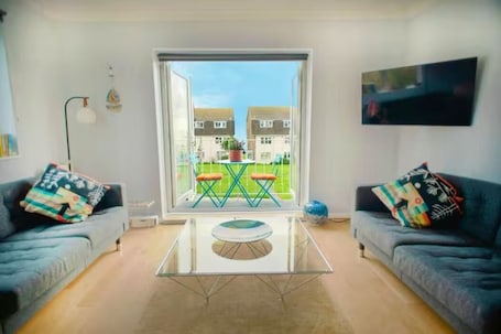 Lovely sunny reception room with balcony and sea view