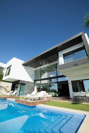 Modern luxury 5 bedroom villa