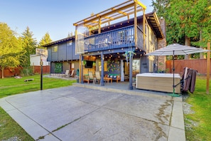 Private Backyard | Basketball Hoop | Outdoor Dining