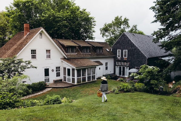 Welcome to Three Sisters Farm! A historic classic farmhouse in MidCoast Maine! 