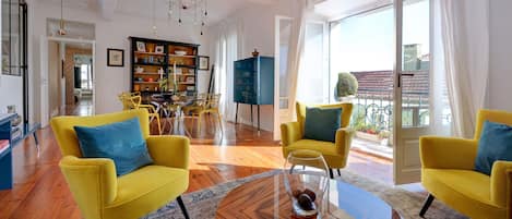 The living area is full of natural light, perfect for having your breakfast while enjoying the sunny weather of Portugal #naturallight #sunny #portugal #pt #lisbon