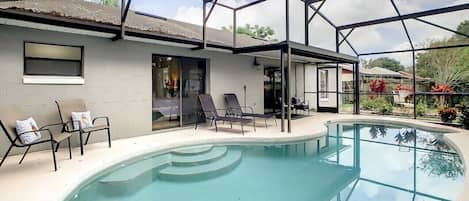 Enjoy of the house private pool! 