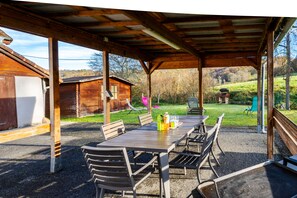 Pergolas avec plancha électrique, barbecue, espace de détente avec 4 transats