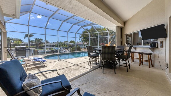 Beautiful 3 bed 3.5 bath villa located in Charlotte Harbor Area