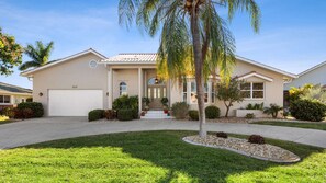 Beautiful 3 bed 3.5 bath villa located in Charlotte Harbor Area