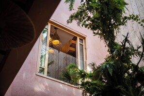 Fenêtre du duplex donnant sur le patio.
