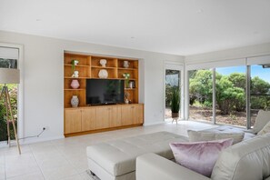 Open plan livind dining area, room for everyone