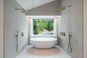 Ensuite bathroom: Shower and bathtub