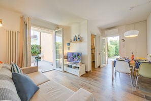 Living room with access to both terraces