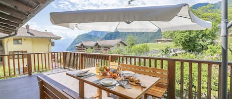 Der Balkon mit Blick auf den See und die Berge