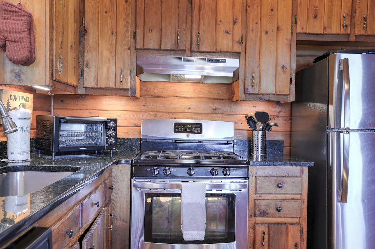 Dog-friendly treetop perch with mountain views, hot tub & outdoor fireplace