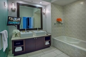 Full bathroom, with all the essentials provided!