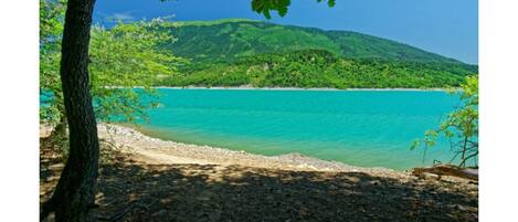 Plage au lac de Monteynard 8 kms