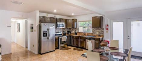 Remodeled 2 Bedroom house in the heart of Orlando (SODO Community) fully equipped with quality furniture and all cooking essentials to provide the most comfortable stay for our guests!