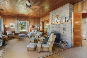 Living Room (*fireplace is inoperable)