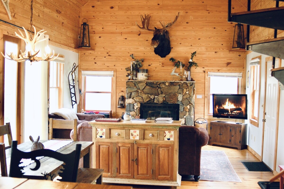 Mountain cabin retreat w/ yard, fireplace, pet friendly, near Boone & New River