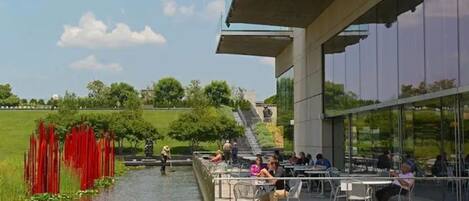 Virginia Musuem of Fine Arts-Reflecting pool Robin Sculpure Garden. 10 mins away