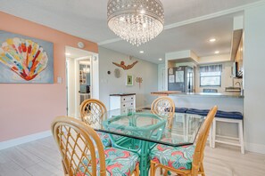 Dining Area & Kitchen | Dishes & Flatware Provided