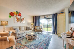 Living Room | Open Floor Plan | Free WiFi