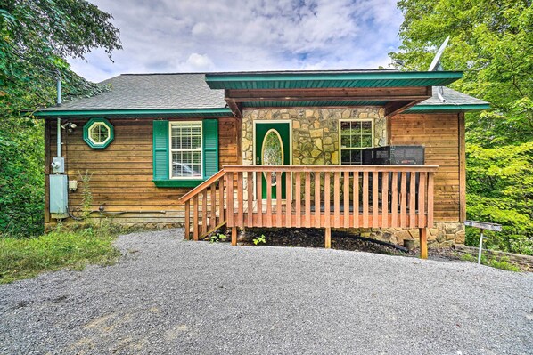 Sevierville Vacation Rental | 3BR | 2BA | 2,000 Sq Ft | 4 Steps for Access