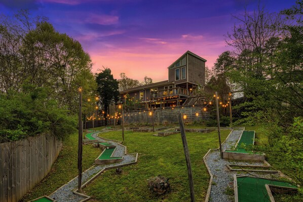 Kodak Vacation Rental | 4BR | 3BA | Stairs Required | 3,263 Sq Ft