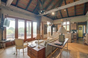 Family Room | Free WiFi | Central A/C | DVD & VCR Player | Books