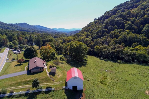 Bakersville Vacation Rental | 4BR | 2BA | 1 Step Required for Access