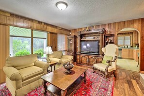 Living Room 2 | Smart TV w/ Cable | WiFi | Central A/C