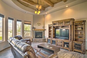 Living Room | Free WiFi | Smart TV | Fireplace