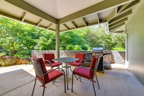 Private Patio | Gas Grill | Rain Forest Views