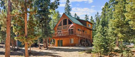 The first view of the cabin from the bottom of the driveway. 