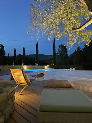 Salon extérieur vue piscine