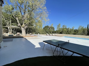 Terrasse piscine : table ping Pong