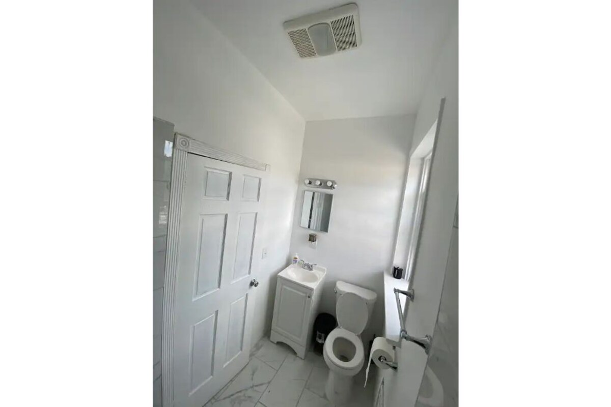 3 Bedroom: Lovely Apt – 12 minutes to Times Square