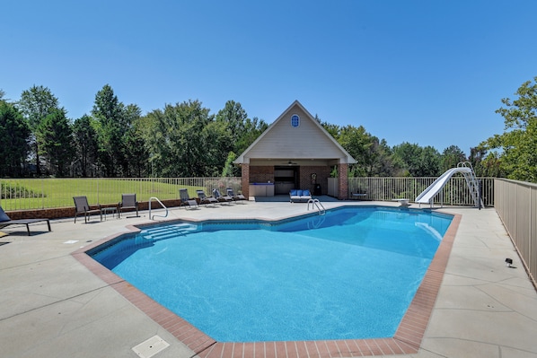 Lebanon Vacation Rental | 4BR | 3.5BA | 3 Steps Required | 4,812 Sq Ft