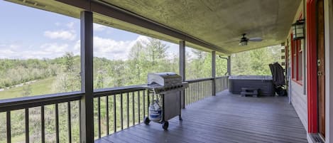 Massive Private covered porch, hot tub, gas grill, swing and seating for 8!