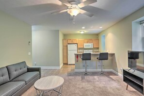 Living Room | Smart TV | Free WiFi | Open Concept