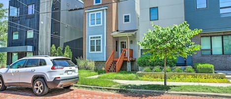 Cleveland Vacation Rental | 1BR | 1BA | 800 Sq Ft | Steps Required