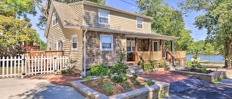 Glen Burnie Vacation Rental | 3BR | 2BA | Stairs Required | 1,800 Sq Ft