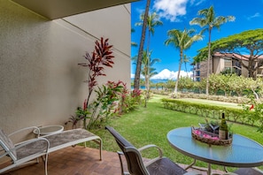 Dine al fresco among the sights and smells of Maui
