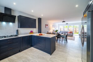 Sandpiper House, Ingoldisthorpe: Well-equipped kitchen looking to the dining area and garden room