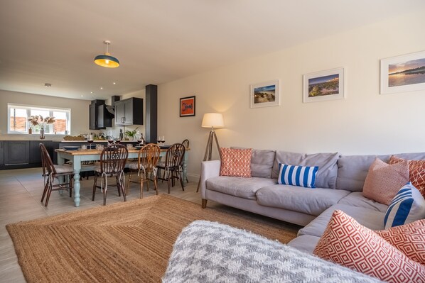 Sandpiper House, Ingoldisthorpe: A relaxing seating area within the kitchen/dining room