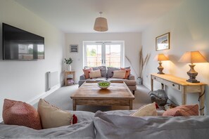 Sandpiper House, Ingoldisthorpe: Cosy sitting room with french doors to garden