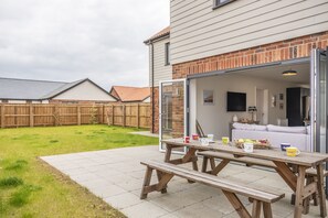 Sandpiper House, Ingoldisthorpe: The patio and enclosed garden at the back of the house