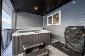 Indoor spa tub