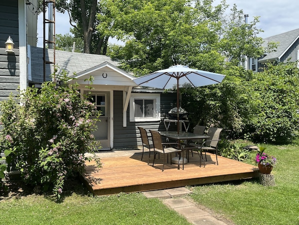 Door and deck to An Tigin 